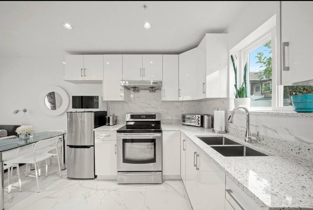 Entire New Cozy And Modern 2-Storey House Vancouver Exterior foto